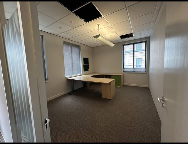 1,295M² OFFICE TO LET IN SANDTON CENTRAL